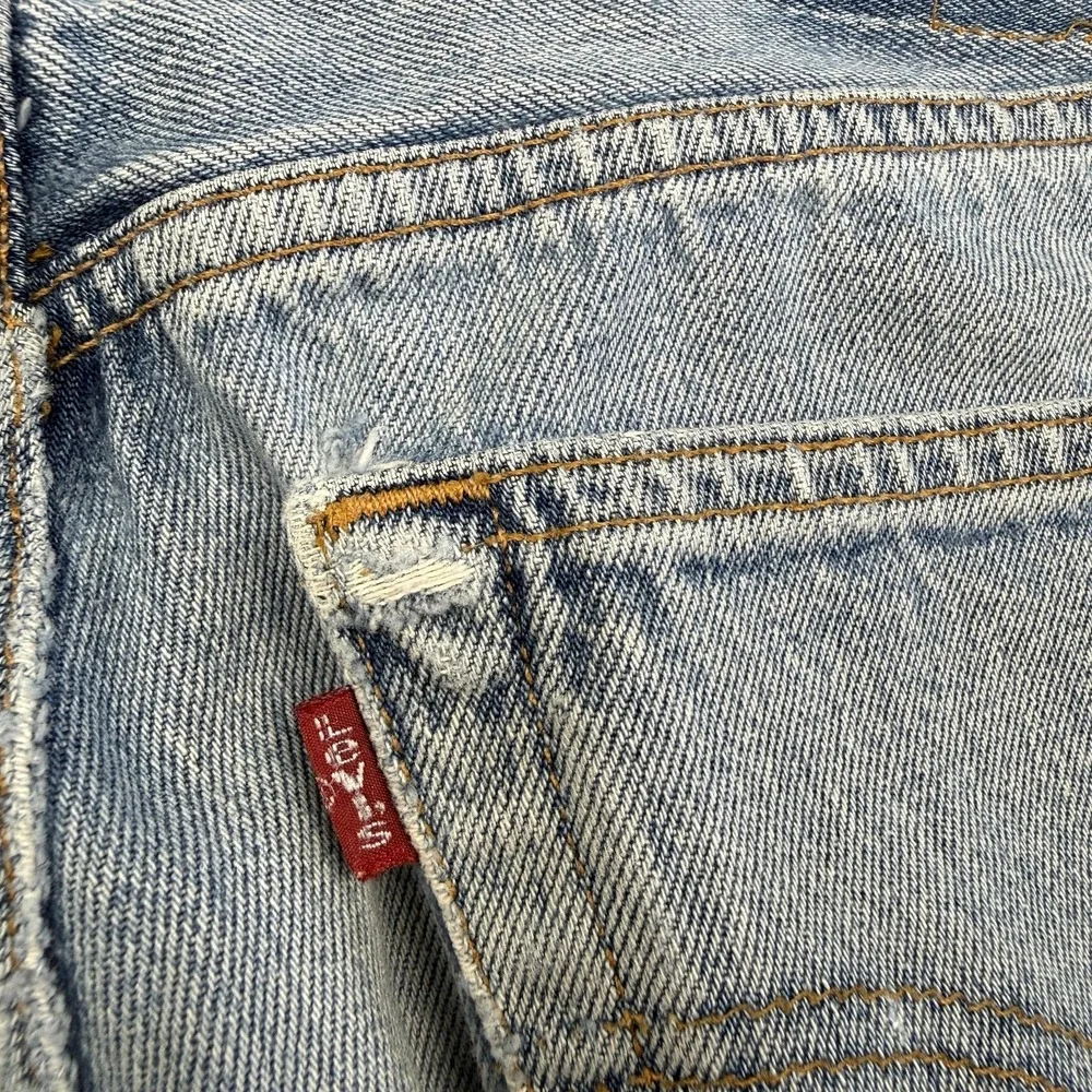 Vintage Levis 501 Y2K Jeans Mens 33x32 Light Wash Blue Button Fly Denim 90s